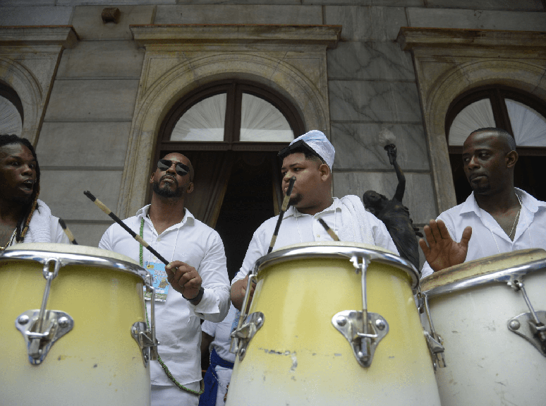 Homens tocando atabaque no Festival Àgbàdo, no Rio de Janeiro.