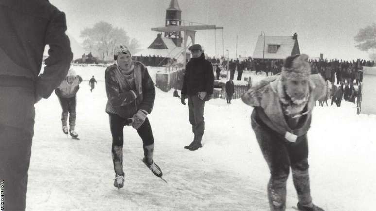 Oldenkamp (à frente) foi um dos poucos patinadores a superar as condições terríveis até a linha de chegada