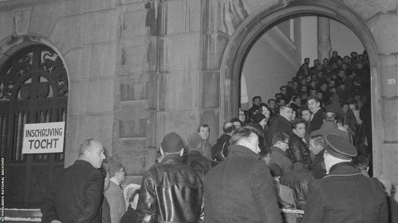 Patinadores fazem fila no pr&eacute;dio da bolsa de valores em Leeuwarden para se inscrever na corrida de 1963