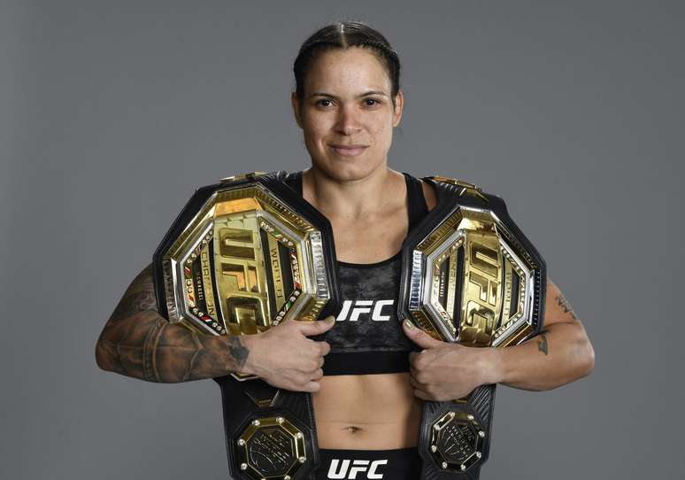 Amanda Nunes com os cinturões do UFC 