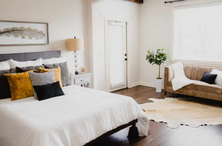 16. Quarto com sofá: aposte em almofadas diferentes para adicionar um pouco de cor e renovar o décor – Foto: Unsplash