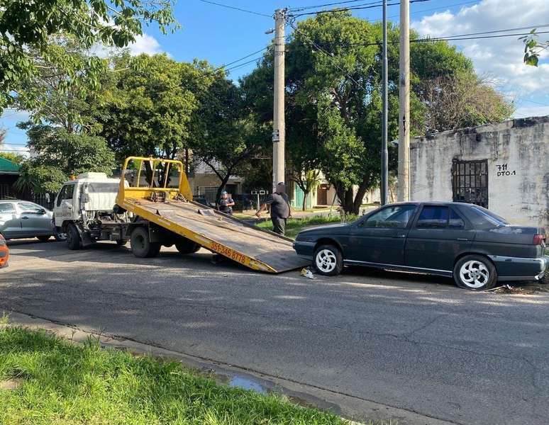 A polícia divulgou imagem do carro começando a ser guinchado