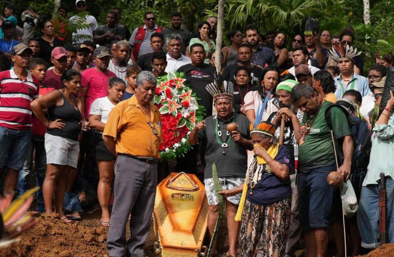 Comitiva do Ministério dos Povos Indígenas esteve no velório da liderança Nega Pataxó, na Bahia