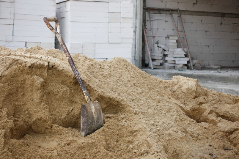 Material de construção: areia, fragmentada de rochas, é essencial para concreto e argamassa, com granulometrias fina a grossa – Foto: Shutterstock