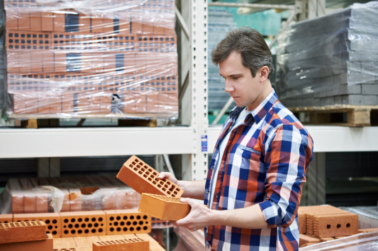 Material de construção: essenciais para estruturas diversas, variam de recursos naturais a produtos industriais como cimento e tintas – Foto: Shutterstock