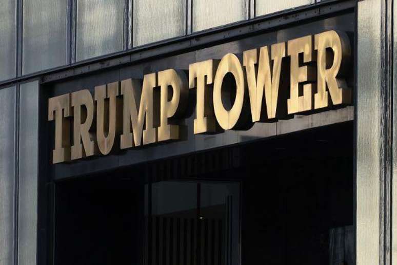 Inicialmente, o edif&iacute;cio atraiu entusiasmo. Existem relatos de que at&eacute; 100 mil pessoas visitavam o &aacute;trio da Trump Tower todos os s&aacute;bados, durante os feriados