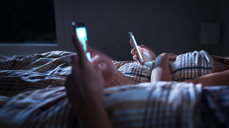 Manter o celular fora do quarto ajuda a ter uma boa noite de sono