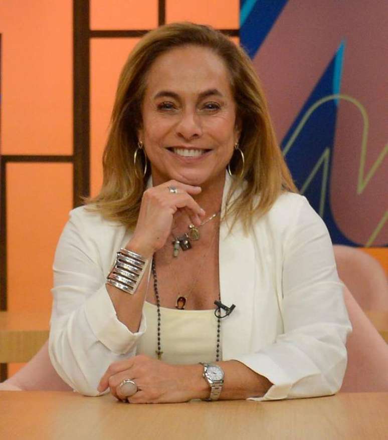 Cissa Guimarães na bancada do programa 'Sem Censura' (agora repaginado), da TV Brasil