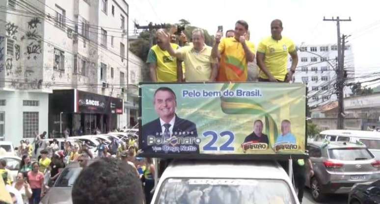 Chiquinho Brazão em carreata ao lado do senador Flávio Bolsonaro