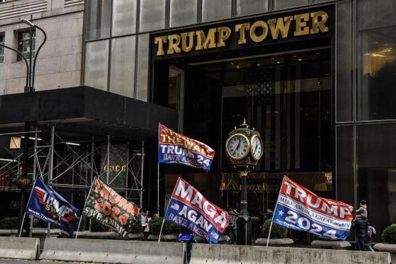 Bandeiras de apoiadores de Trump na frente do edif&iacute;cio