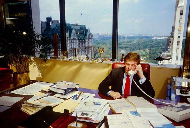 Trump em seu escrit&oacute;rio na Trump Tower em 1987