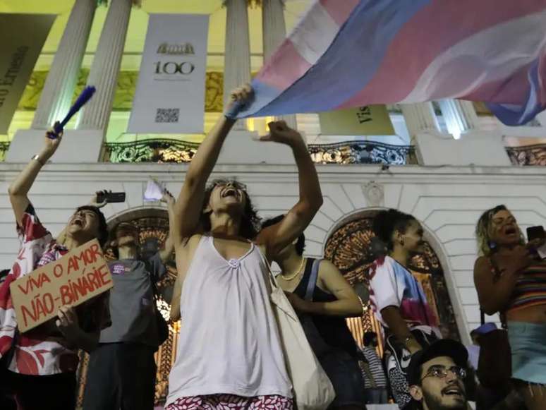 A imagem mostra pessoas trans durante uma marcha por equidade no centro do Rio, em 2023.