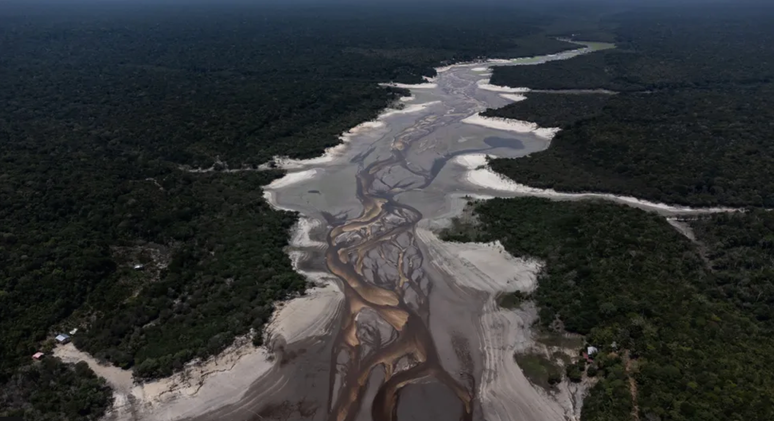 Estiagem na Amazônia secou o leito de rios por praticamente toda a região e afetou a vida de milhões de pessoas