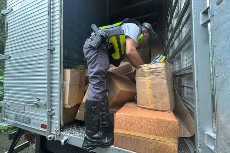 Carga de cigarros avaliada em R$ 7 milh&otilde;es foi alvo de quadrilha em rodovia de SP