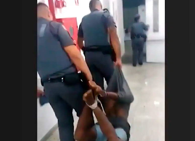 Rapaz amarrado com cordas por policiais pede indenização por tortura