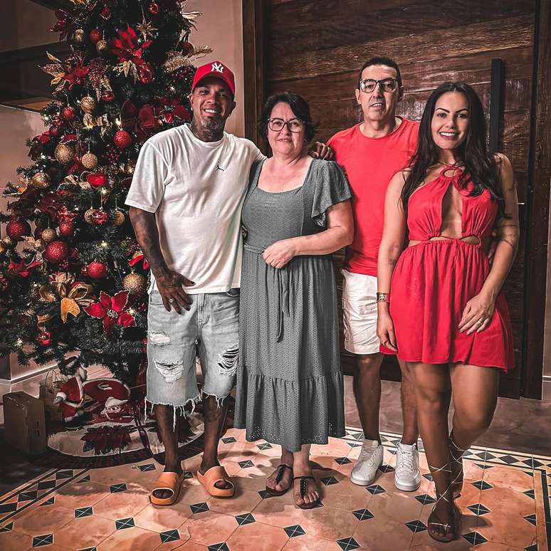 Rodriguinho com a família em sua mansão