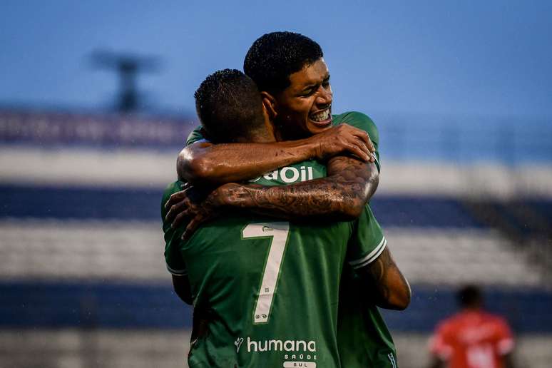 Erick Farias e Lucas Barbosa na comemoração dos gols do Juventude contra o Guarany - 