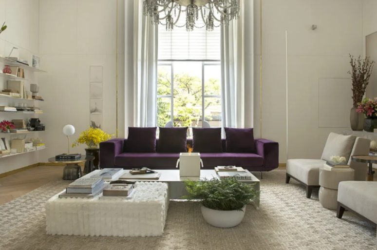 7. O sofá roxo se destaca em meio ao lustre Baccarat e paredes com detalhes dourados – Projeto: Lídia Maciel | Foto: Salvador Cordaro/CASACOR