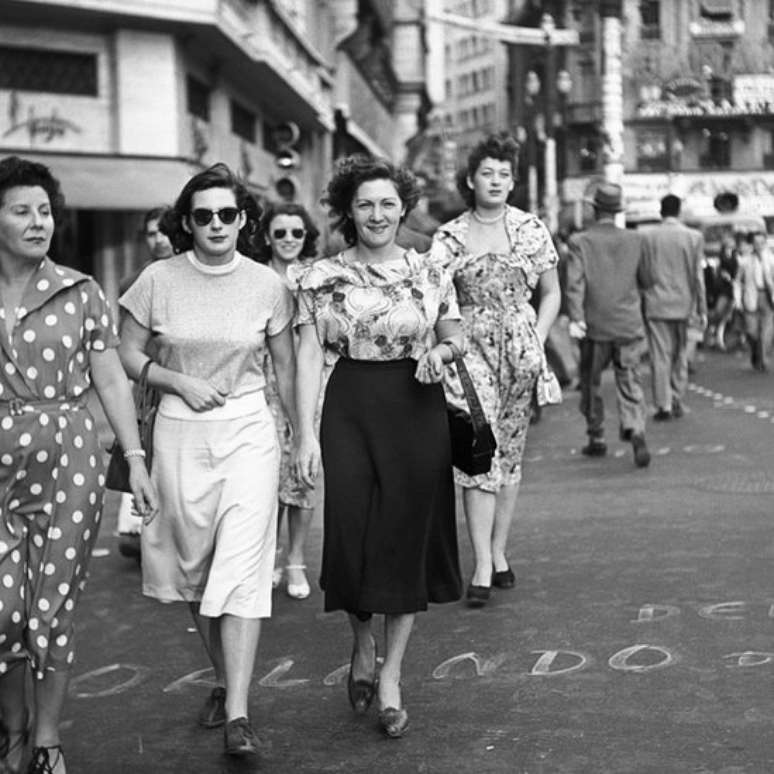 Para a revista O Cruzeiro, Scheier fez fotos de lutadoras de luta livre passeando no centro de São Paulo