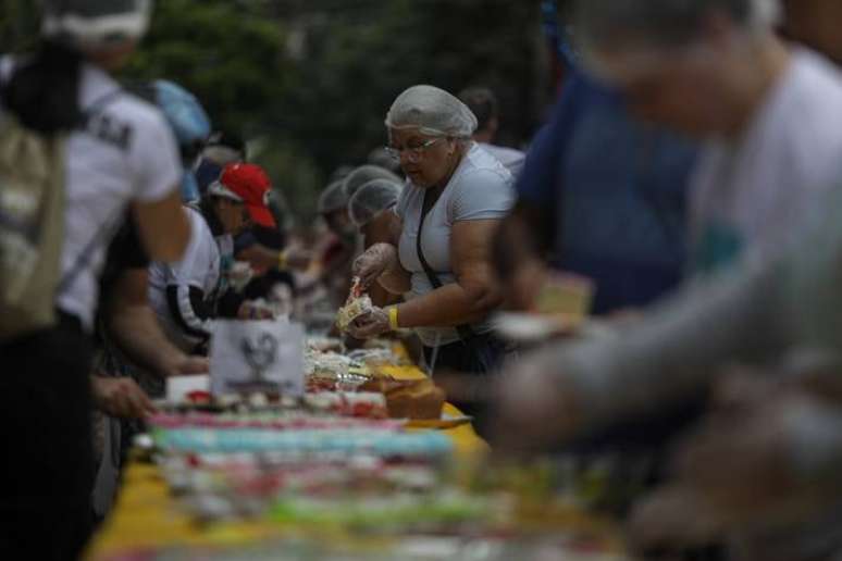 Voluntários organizam e distribuem o tradicional bolo de aniversário de SP, no Bixiga; Moradores do bairro e vizinhos fizeram os 470 metros de bolo da celebração deste ano.