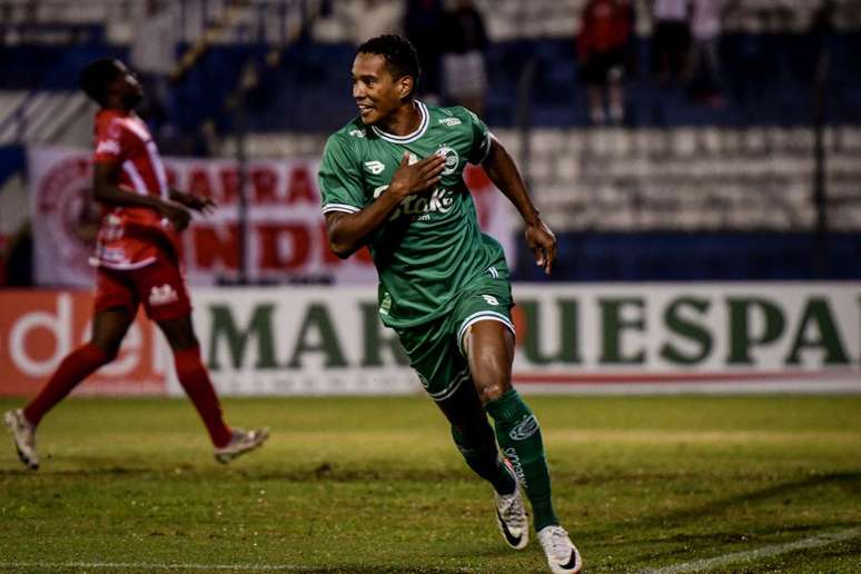 O lateral João Lucas marca primeiro gol pelo Juventude - 