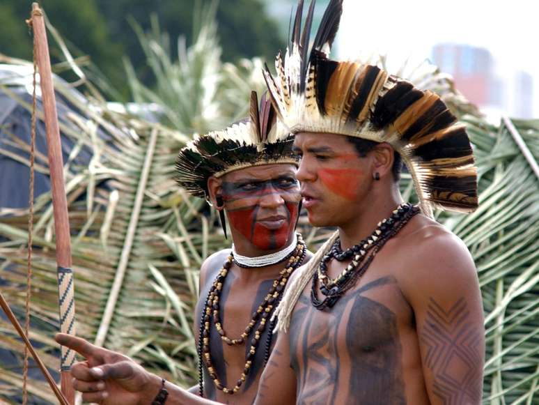 A imagem mostra dois indígenas da etnia Pataxó Hã Hã Hãe.