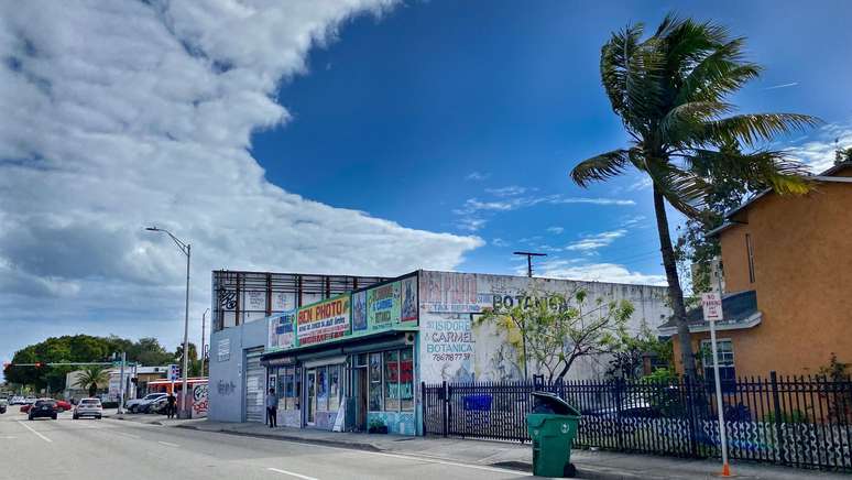 Muitas das empresas e casas do bairro est&atilde;o sendo compradas por investidores