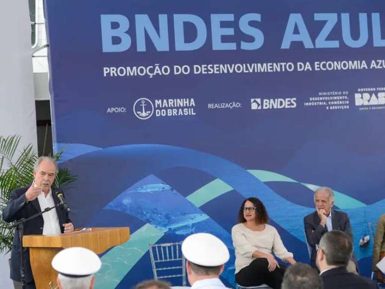 Presidente do BNDES, Aloizio Mercadante, durante lançamento da iniciativa 'BNDES Azul', no navio de pesquisa da Marinha do Brasil, atracado na Praça Mauá, Centro no Rio de Janeiro