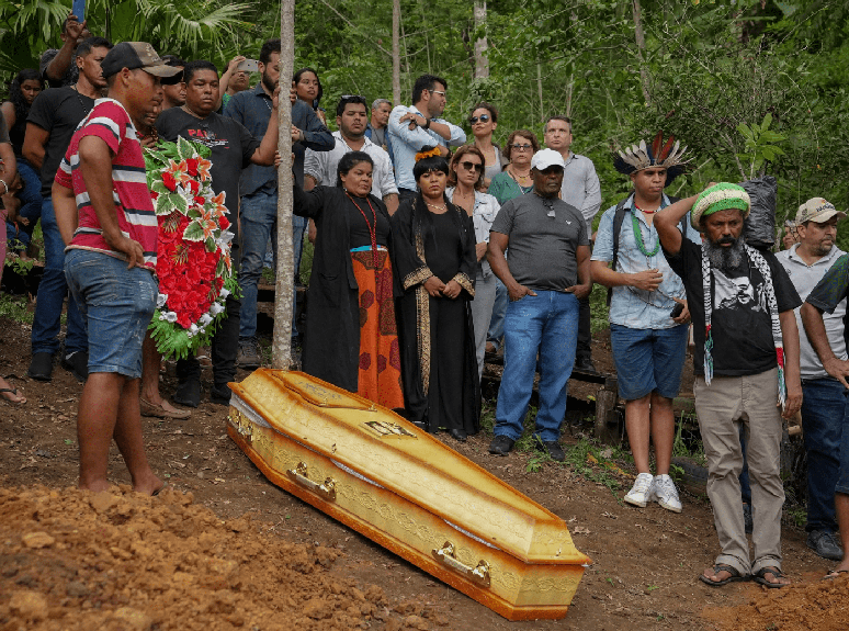 Ministra Sônia Guajajara acompanha o sepultamento da Pajé Maria de Fátima Muniz, no Sul da Bahia