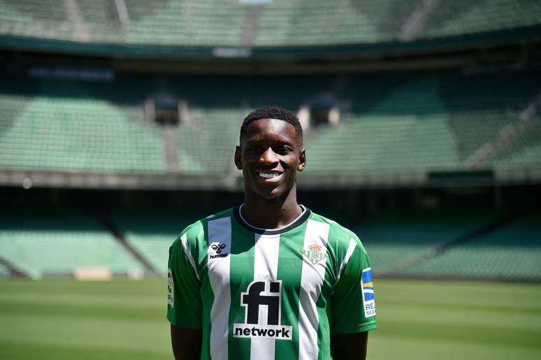 Luiz Henrique, alvo do Flamengo, com a camisa do Real Betis (Photo by CRISTINA QUICLER/AFP via Getty Images)