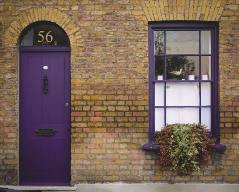 15. O roxo também pode estar na fachada, em destaque na porta ou janela – Foto: Shutterstock