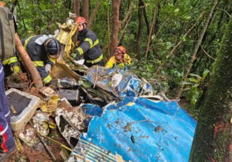 Avião de pequeno porte cai e deixa dois mortos em Rio Grande da Serra (SP)