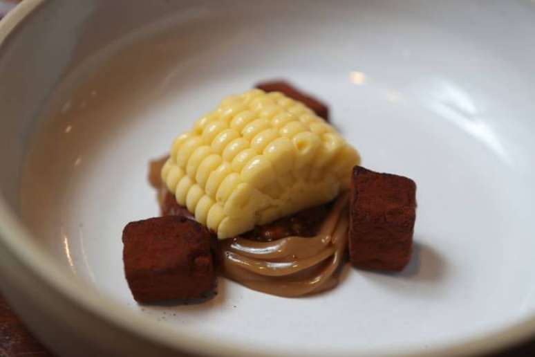 &Agrave; base de milho, chocolate e doce de leite com torresmo, a sobremesa de Paco M&eacute;ndez, do estrelado Come, em Barcelona FOTO ALEX SILVA/ESTADAO