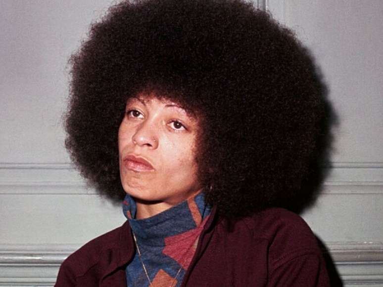 A imagem mostra a ativista afro-americana Angela Davis quando era jovem.