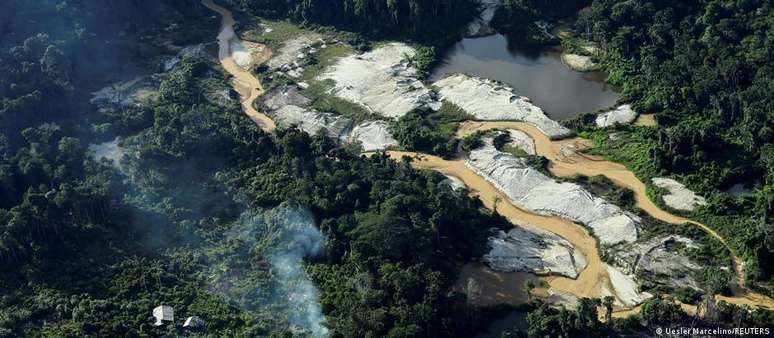 Área de garimpo ilegal ao lado de cabanas de yanomami, em foto de janeiro de 2024