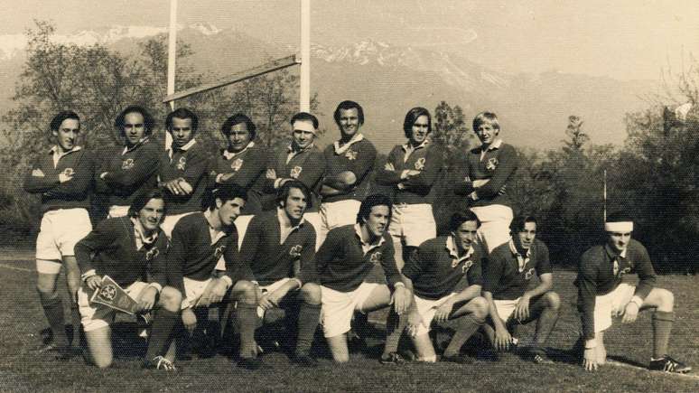 O time de rugby Old Christians no Chile, em frente aos Andes, um ano antes do acidente