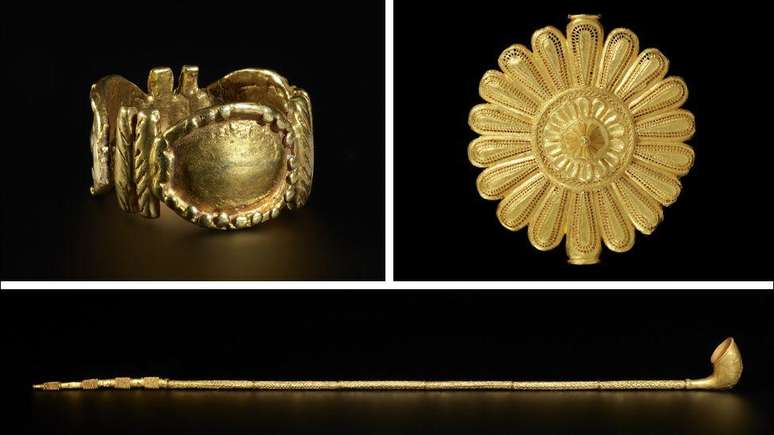 O V&A vai enviar 17 itens, entre eles um anel de ouro Asante, um distintivo de ouro usado pelos “lavadores de alma” do rei e um cachimbo cerimonial