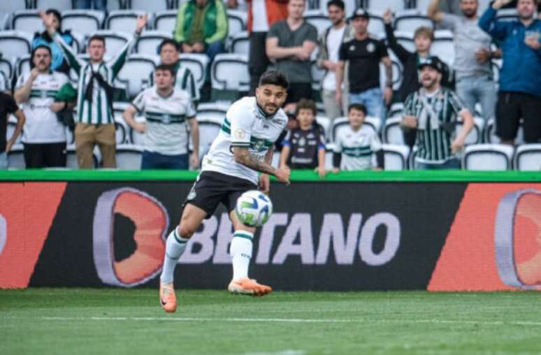 Divulgação/SE Palmeiras - Legenda: Próximo do Vasco, o lateral-esquerdo Victor Luís tem passagens por diversos clubes brasileiros expressivos com destaque no Palmeiras onde venceu quatro títulos