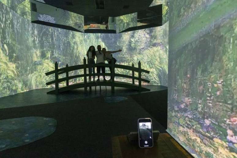 Cenografia leva visitantes para dentro do cen&aacute;rio de pinturas, como em 'A Ponte Japonesa', de Monet