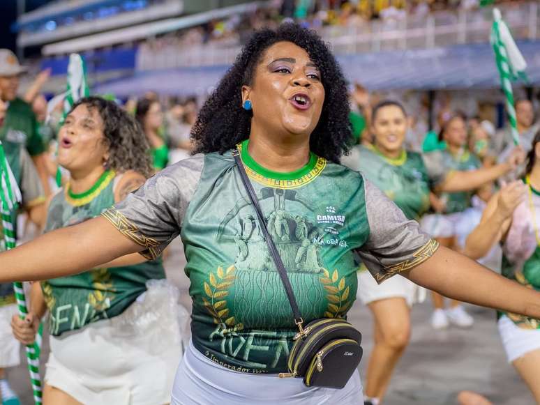 Componente de escola de samba durante ensaio no Anhembi