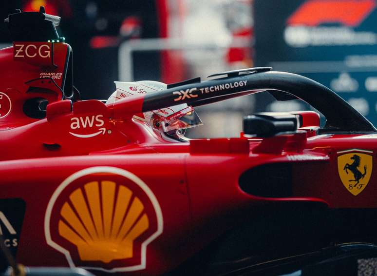 Charles Leclerc extende v&iacute;nculo com a Ferrari