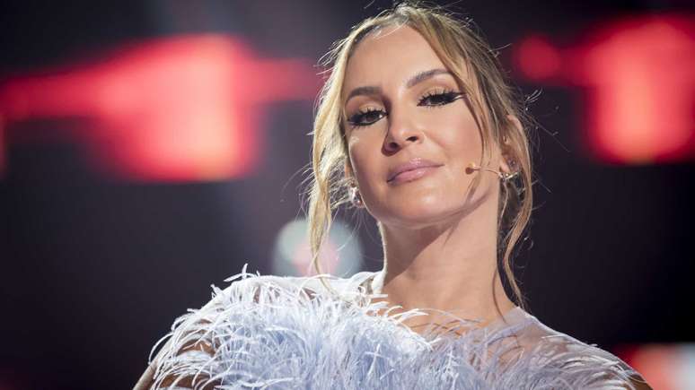 Claudia Leitte takes drastic action after a fan throws a glass at her