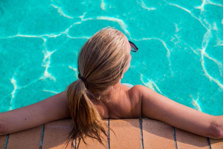 Em contato com o cloro da água da piscina, cabelos tingidos podem sofrer uma alteração na cor |