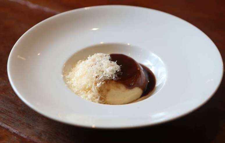 Flan de celery, queso Galmesano y jugo de Conchinillo ou o pudinzinho salgado de sals&atilde;o da chef Vicky Sevilla FOTO ALEX SILVA/ESTADAO