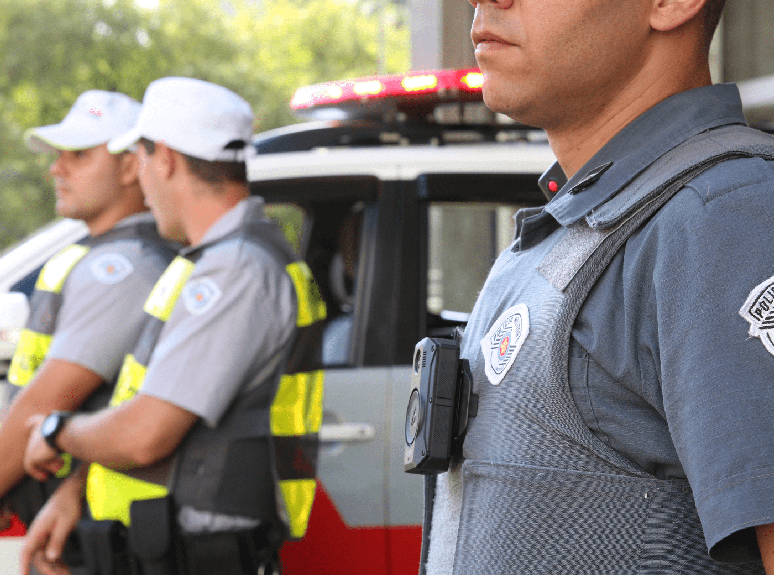 Câmera acoplada em uniforme de policial militar, em São Paulo (SP).