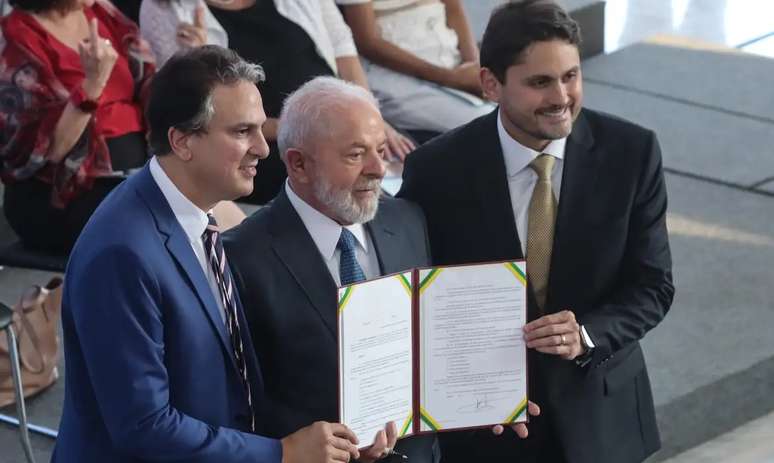 Presidente Lula e o ministro da Educação, Camilo Santana, no dia da sanção da Lei nº 14.818.