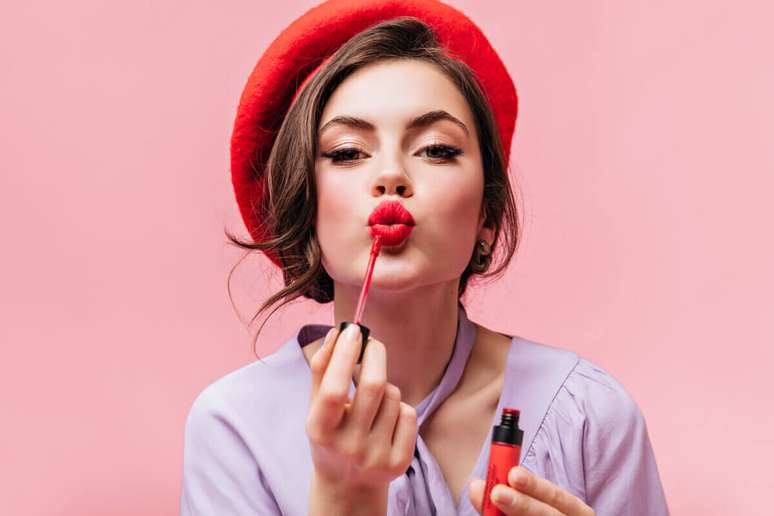 Applying concealer to the lips and finishing the lipstick with a brush is a method that makes the color more uniform. Applying concealer to the lips and finishing the lipstick with a brush is a method that makes the color more uniform.