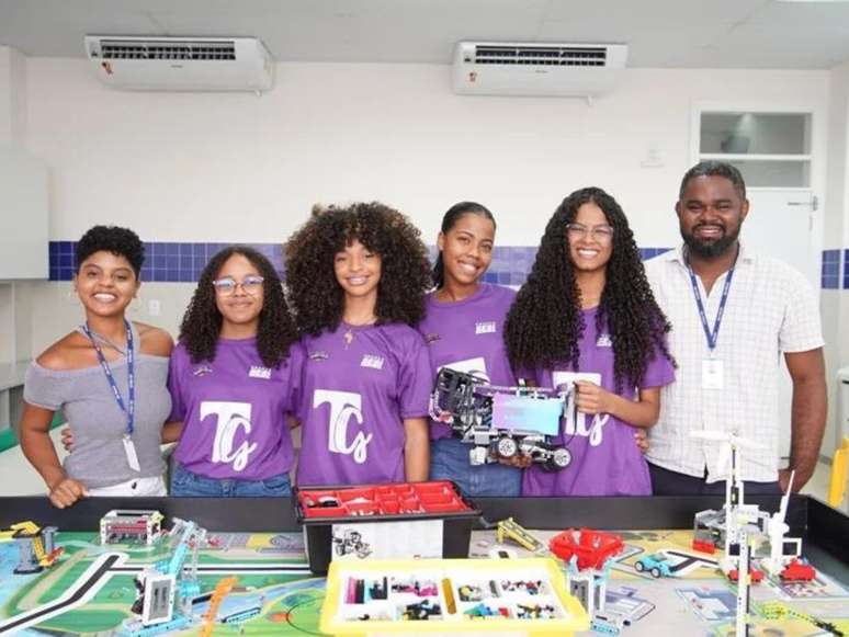 A imagem mostra a equipe de robótica Tech Girls, formada por meninas negras, na cidade de Camaçari