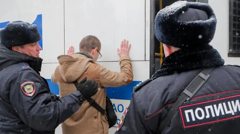 Alguns apoiadores de Girkin foram detidos fora do tribunal em Moscou