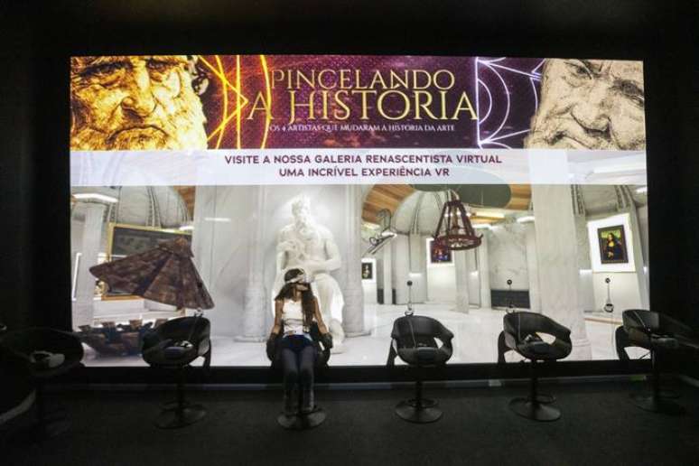 A estudante Maria Eduarda de Campos Milani experimenta realidade virtual para explorar galeria de arte cibern&eacute;tica